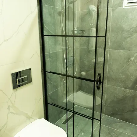 Solo Tourism Boutique Demircikara Apartman *